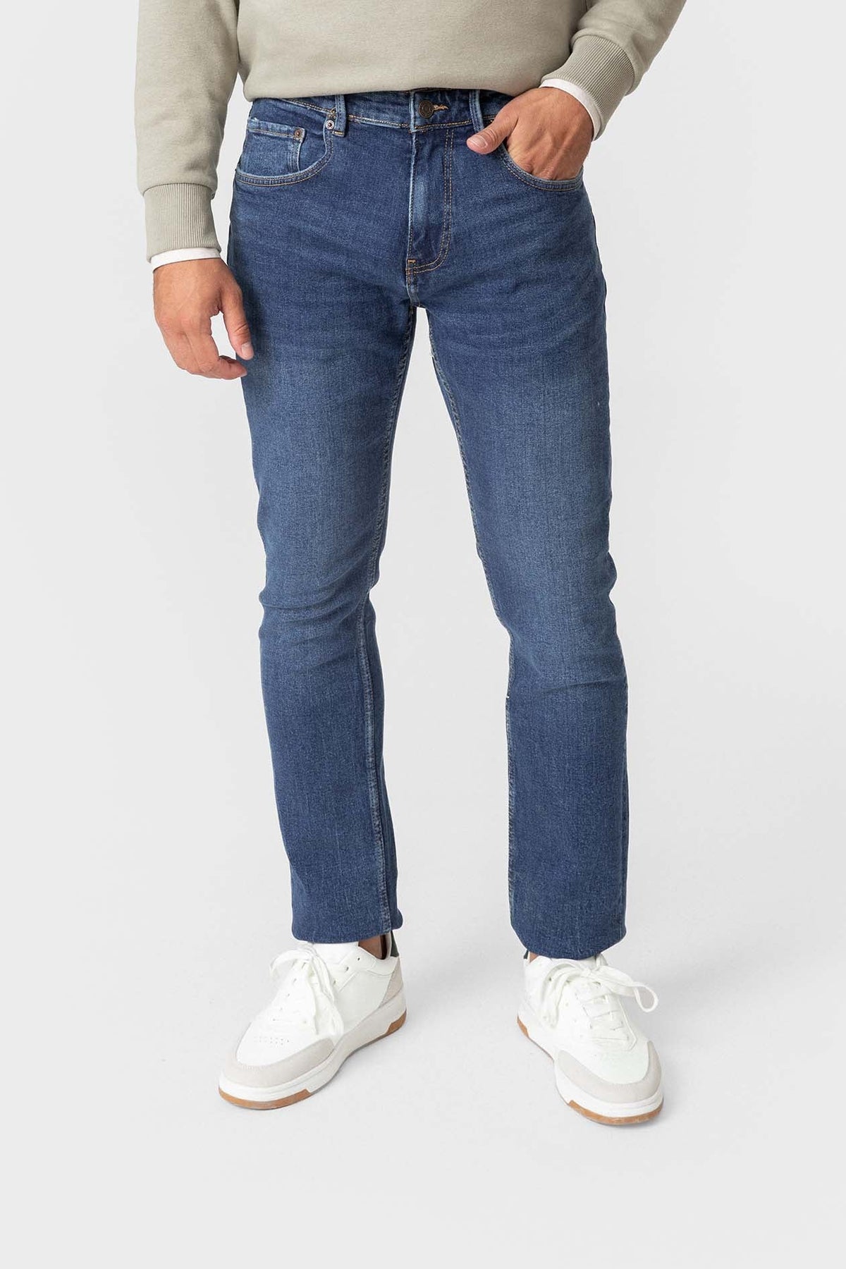 Jeans slim a cinque tasche — immagine 1