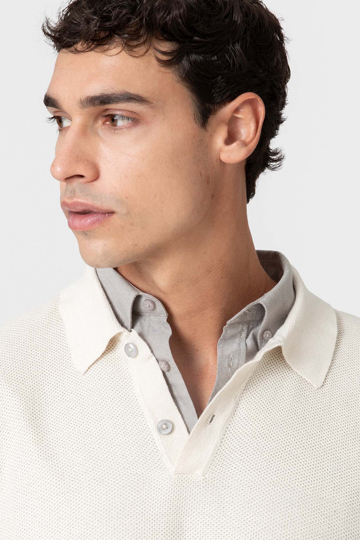Polo blanco de punto con textura nido de abeja de Celopman, imagen 2