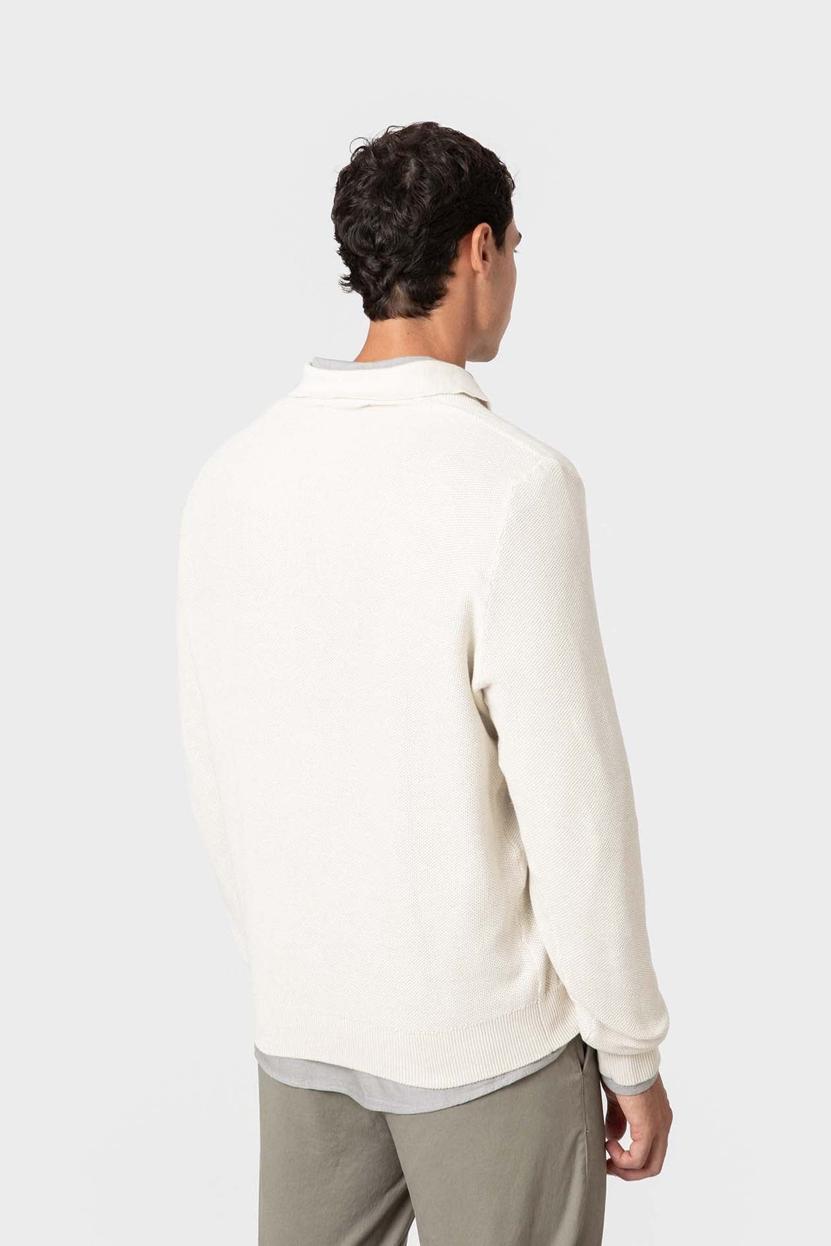 Polo blanco de punto con textura nido de abeja de Celopman, imagen 4