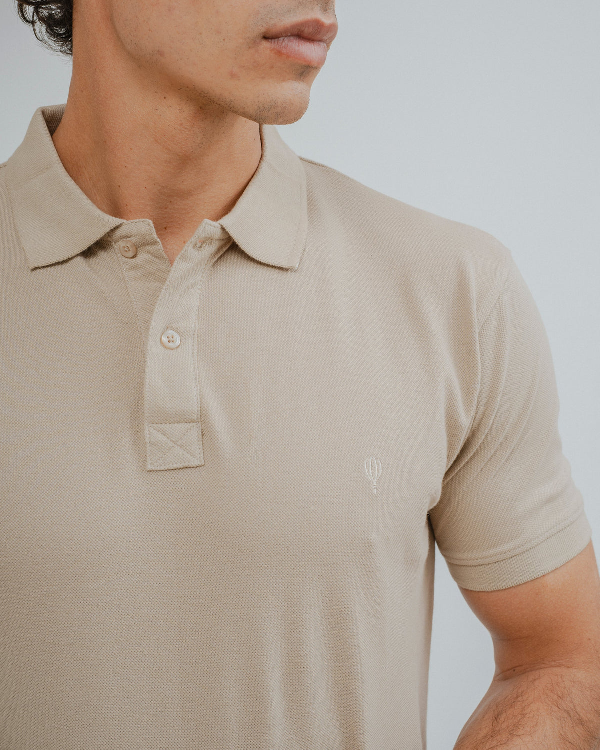 POLO BÁSICO REGULAR FIT BEIGE