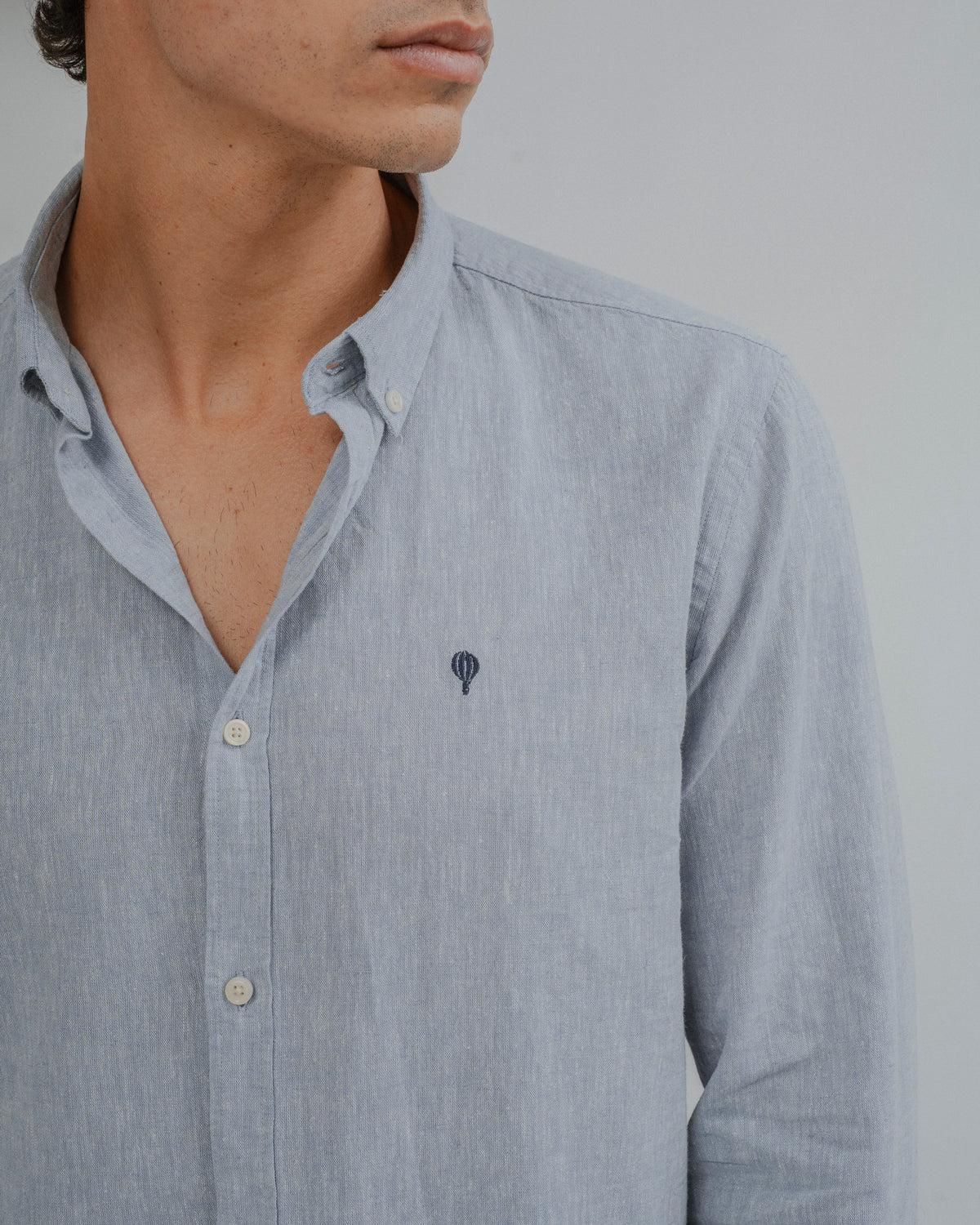 Camisa lino celeste · vista 2