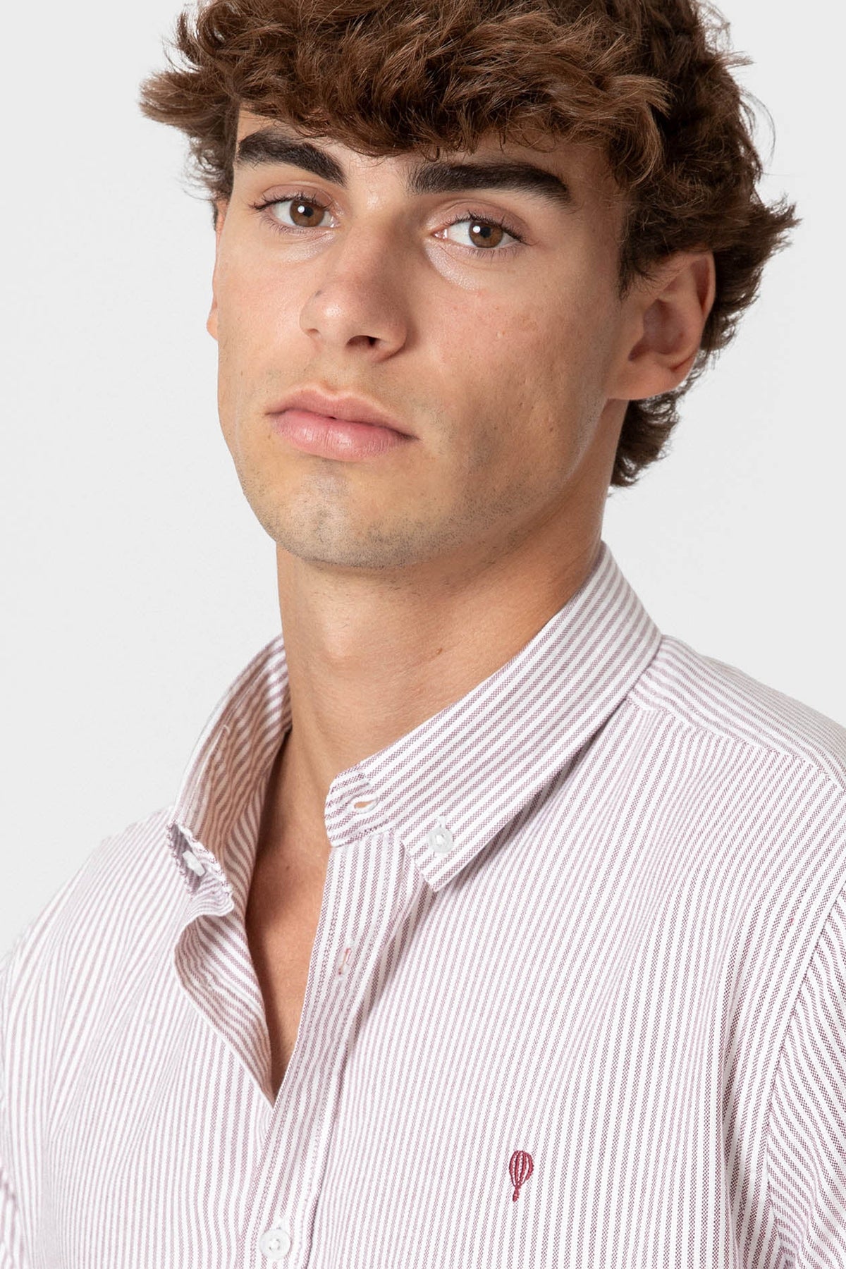 Camisa Oxford de rayas tinto de hombre · vista 2