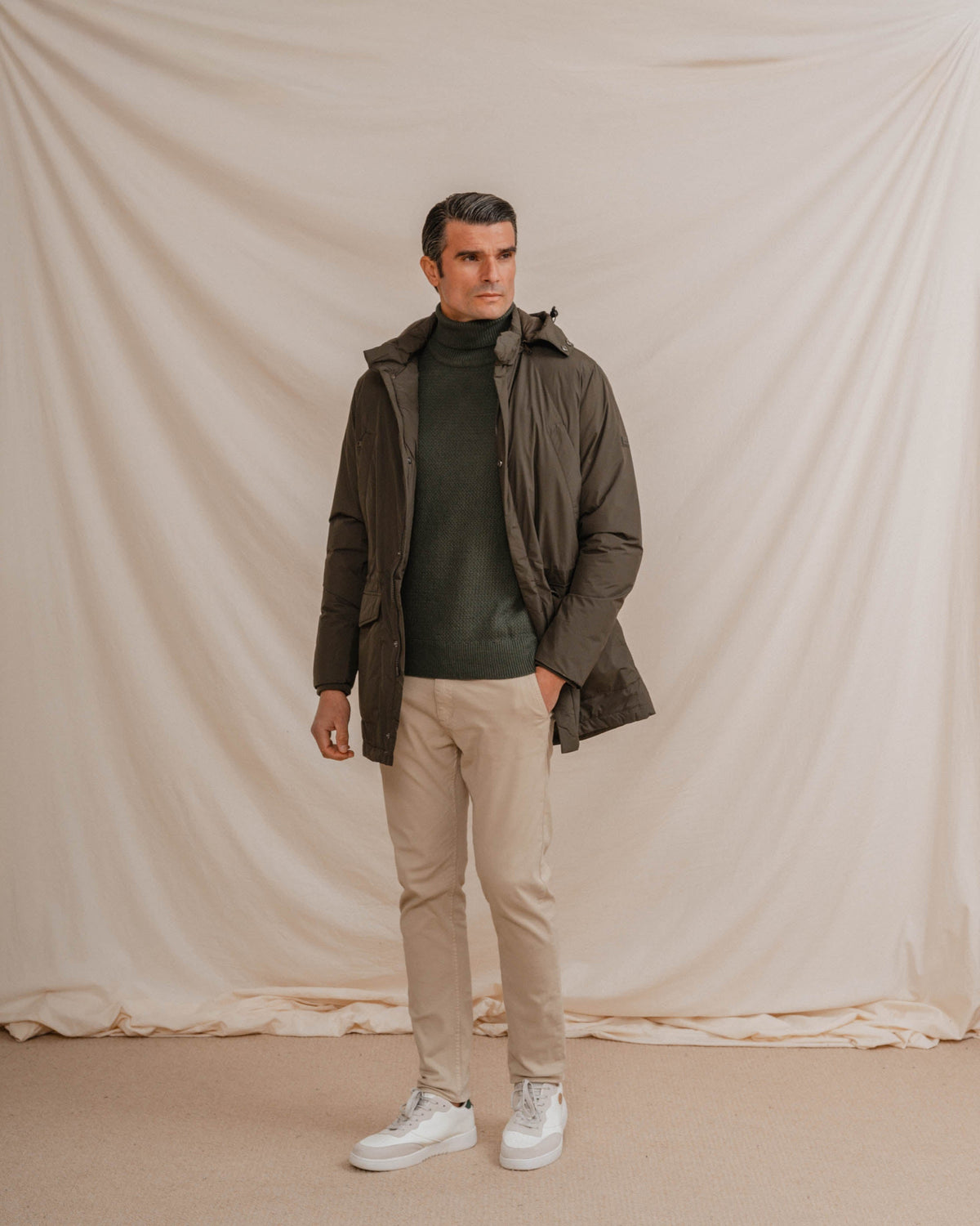 Parka con capucha verde · vista 11