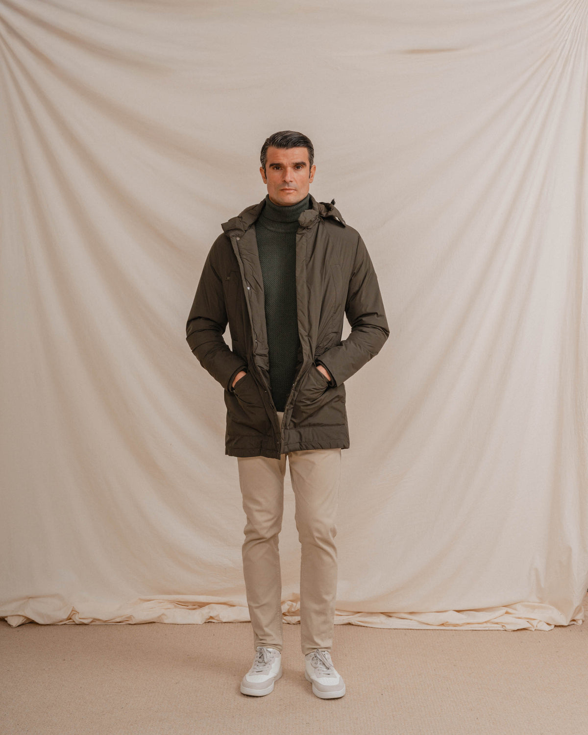Parka con capucha verde · vista 9