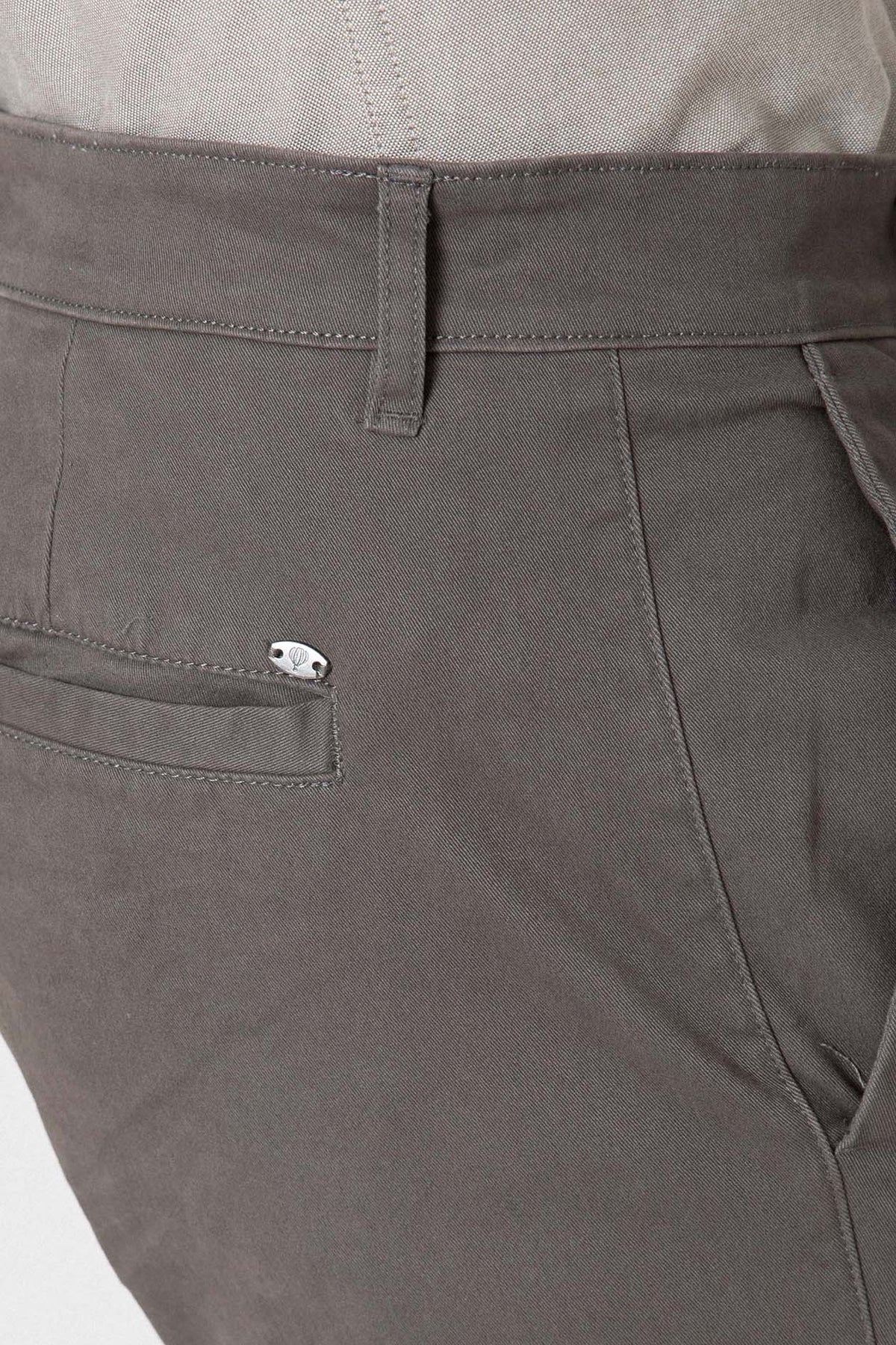 CHINO BÁSICO SLIM GRÍS