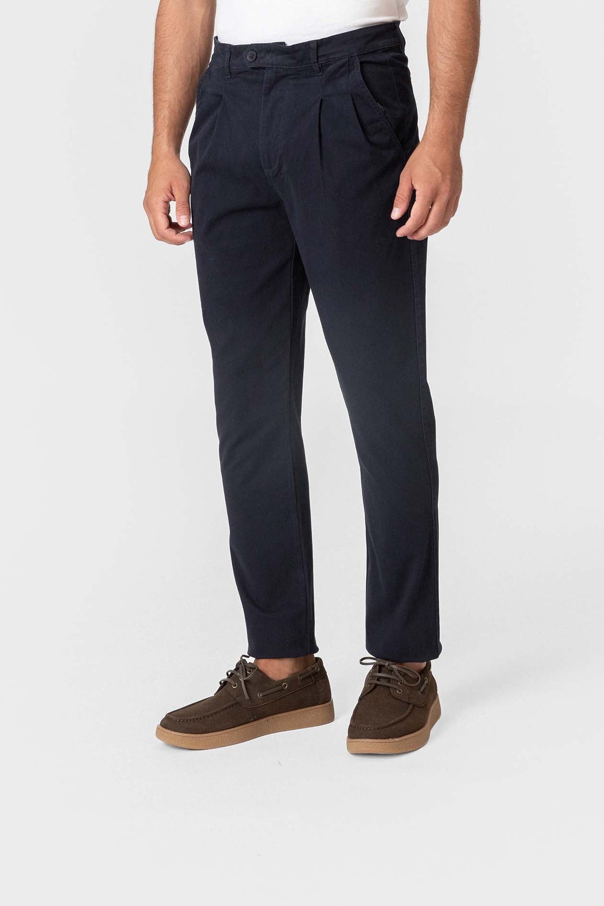 Pantalón chino azul con pinzas de Celopman, imagen 1