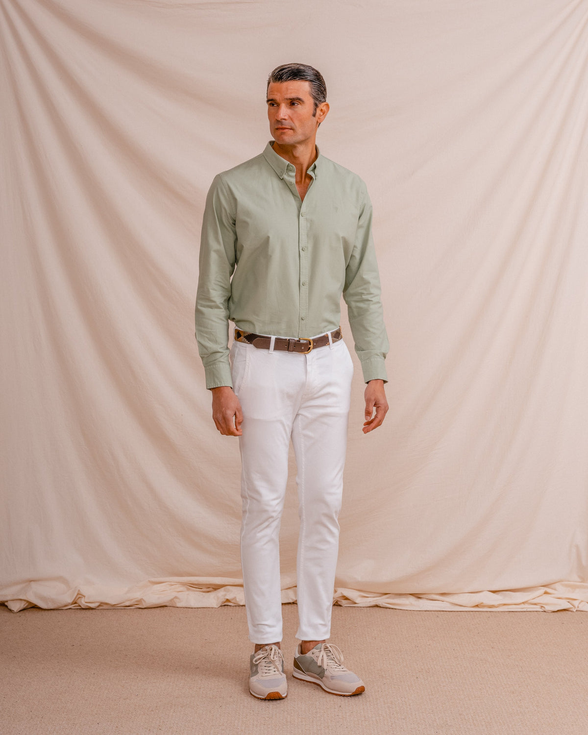 Camisa Oxford verde lisa de corte regular de Celopman, imagen 3