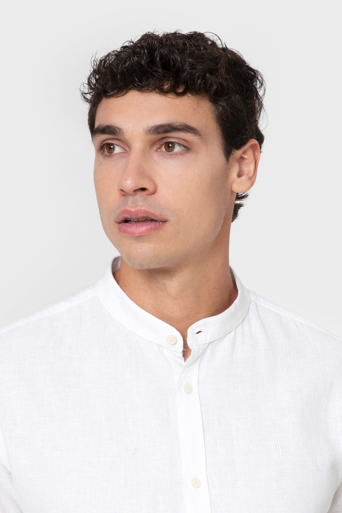camisa lino blanca cuello mao — imagen 5