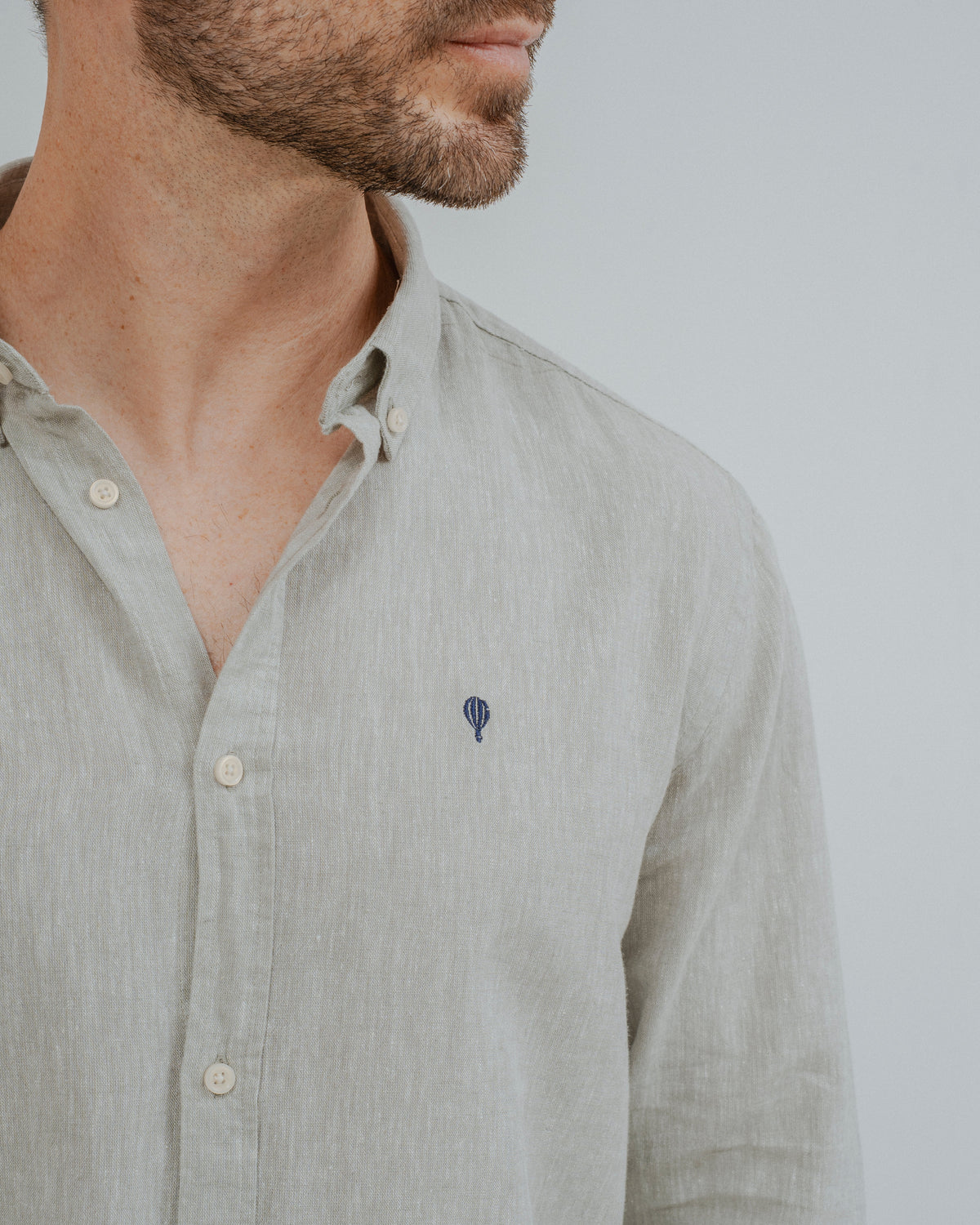 camisa lino verde — imagen 2