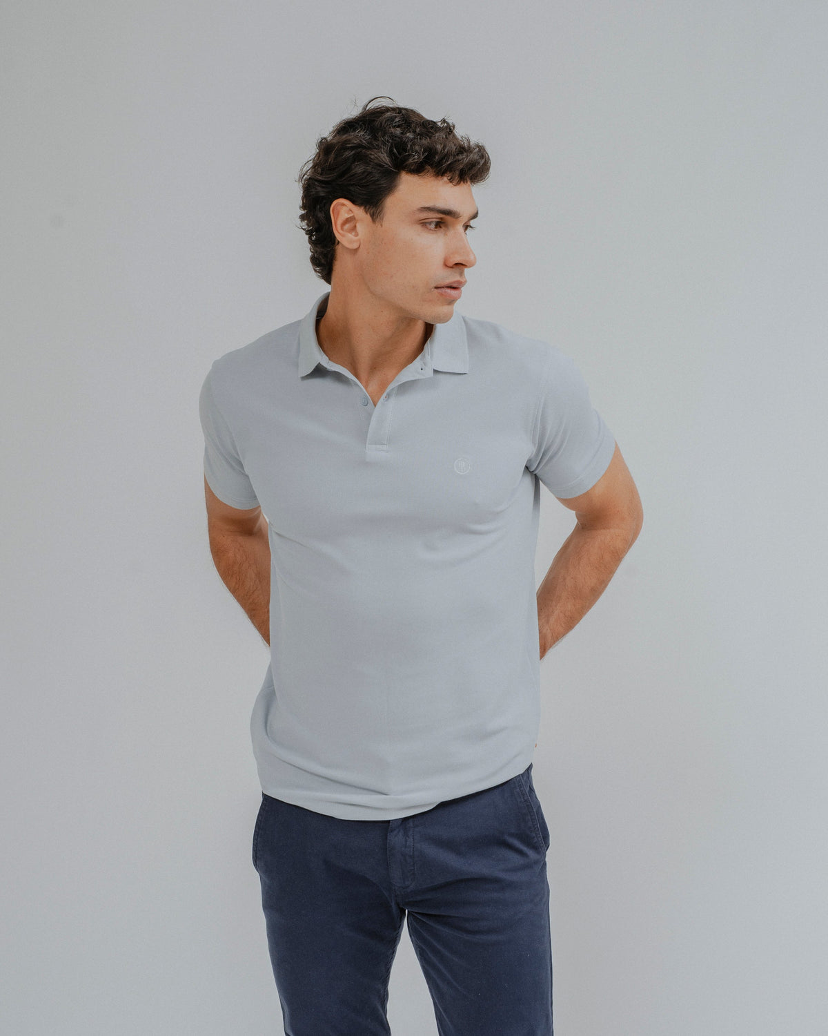 POLO BÁSICO REGULAR FIT CELESTE