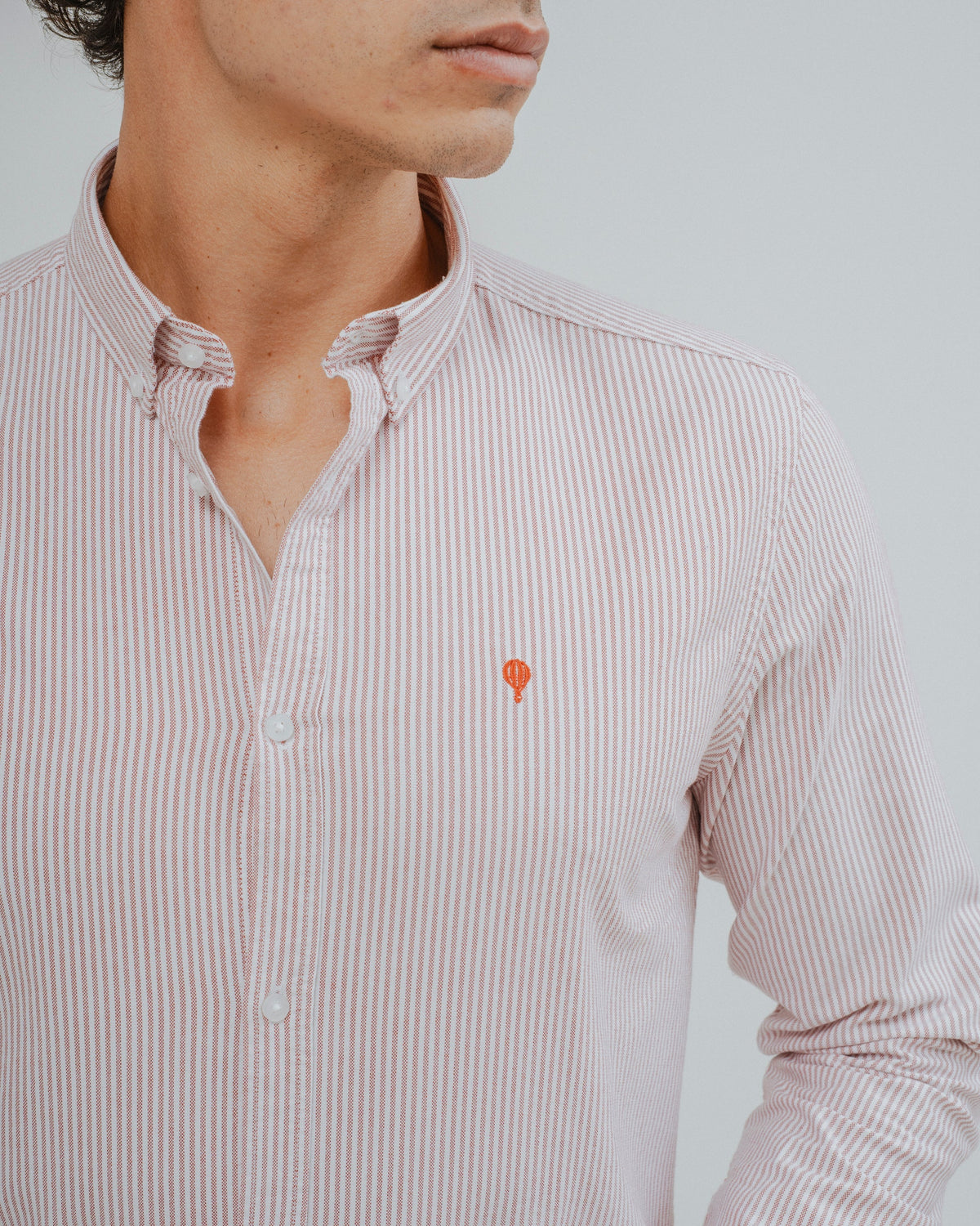 Camisa oxford raya roja · vista 7