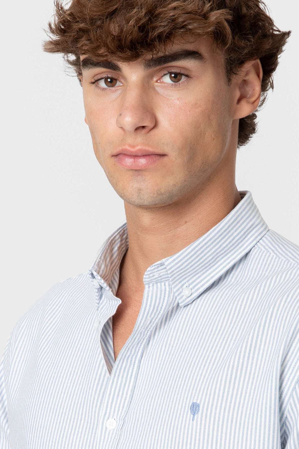 Camisa Oxford de rayas celestes de hombre · vista 2