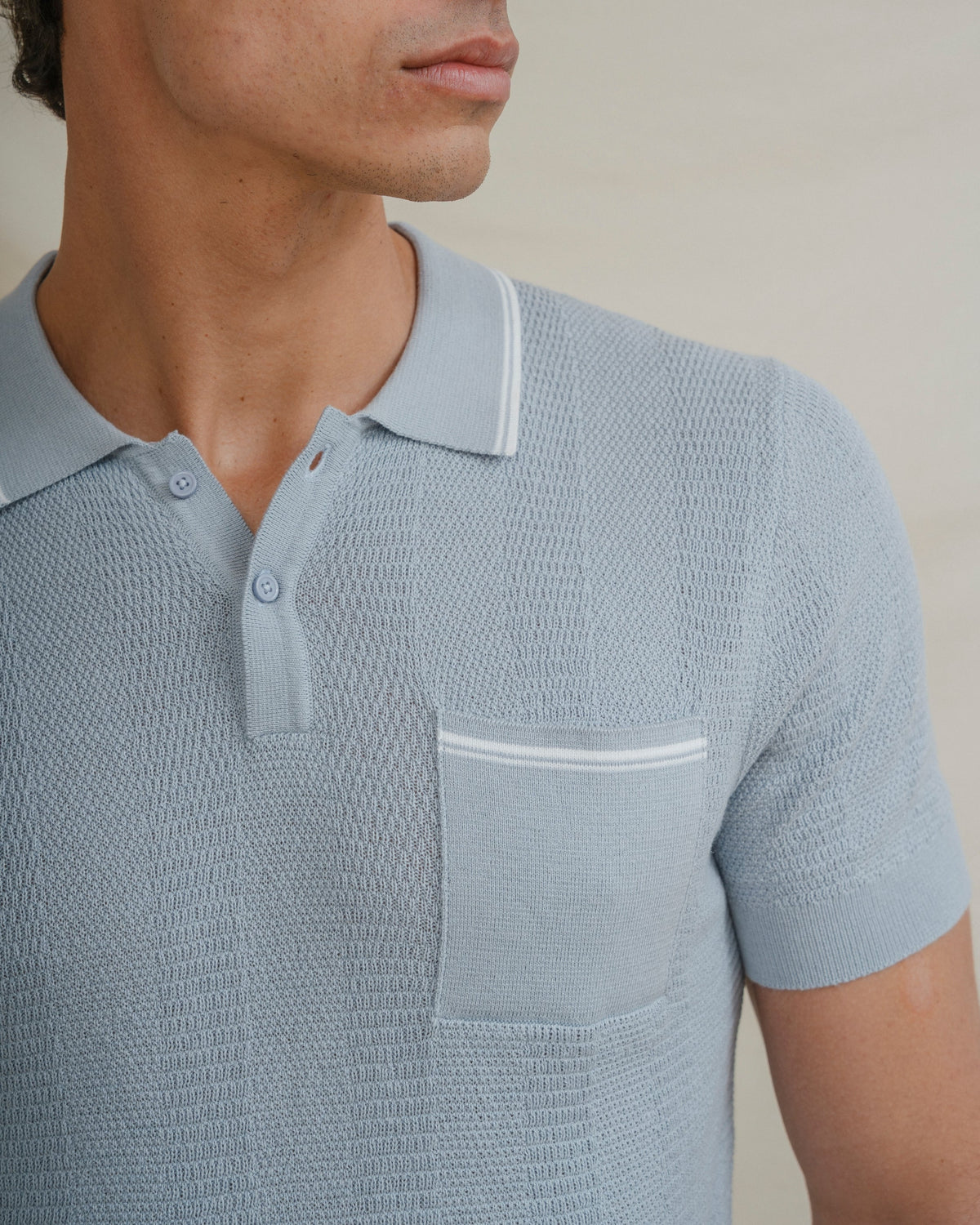 Polo tricot celeste de hombre · vista 2
